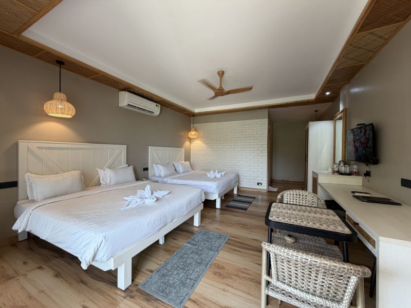 Super Deluxe Pool Side Four Bed